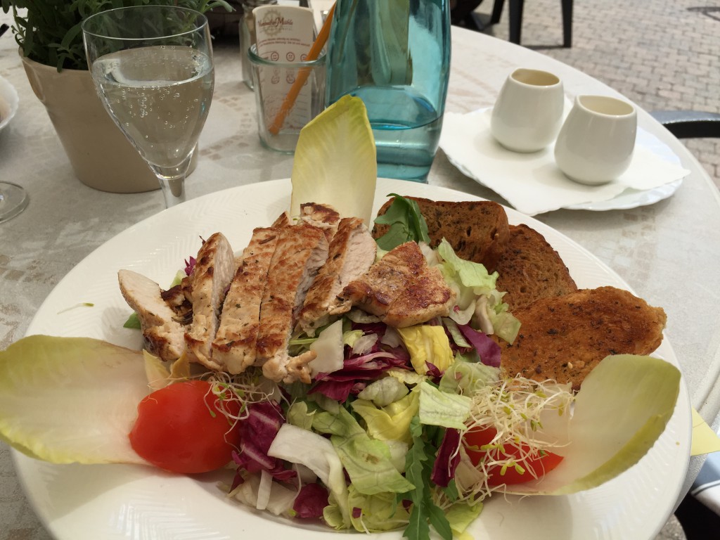 Helle had some salad with chicken